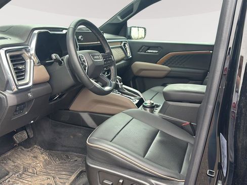 Used 2023 GMC Canyon Denali image 2