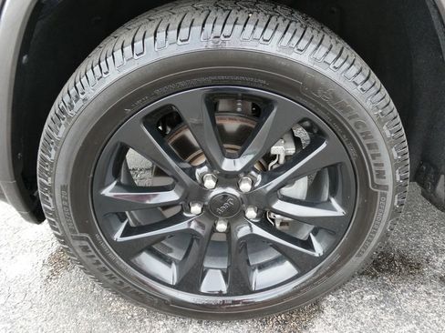 Used 2018 Jeep Grand Cherokee Altitude AWD/4WD image 10