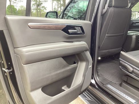 New 2025 Chevrolet Suburban Premier RWD image 15