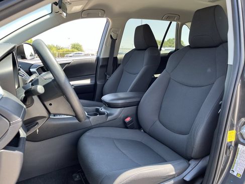 Used 2021 Toyota RAV4 LE w/ Carpet Mat Package (TMS) FWD image 23