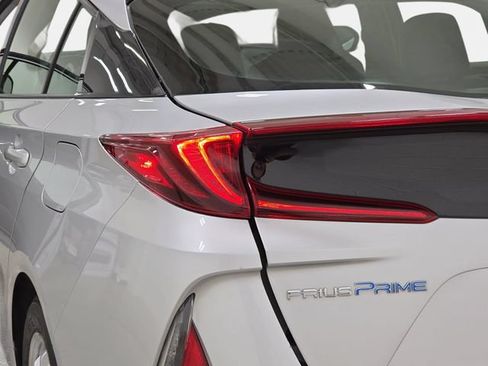 Used 2018 Toyota Prius Prime Advanced w/ Carpet Mat Package FWD image 33