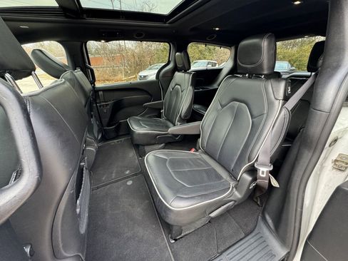 Used 2025 Chrysler Pacifica Limited image 36