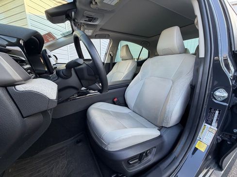 Used 2025 Toyota Camry XLE FWD image 5