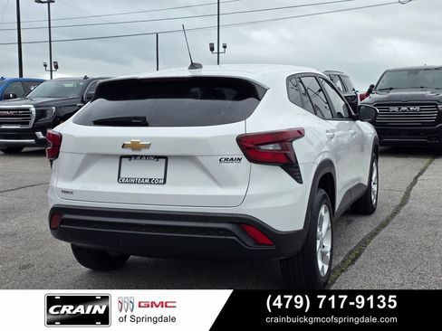 Used 2025 Chevrolet Trax LS w/ LS Convenience Package FWD image 8