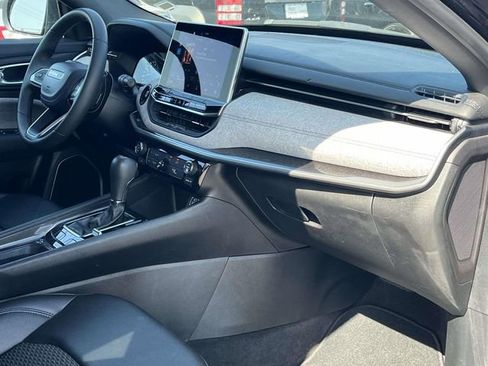 Used 2024 Jeep Compass Latitude image 28