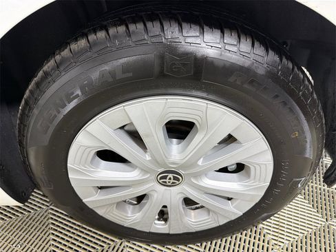 Used 2022 Toyota Prius LE image 19