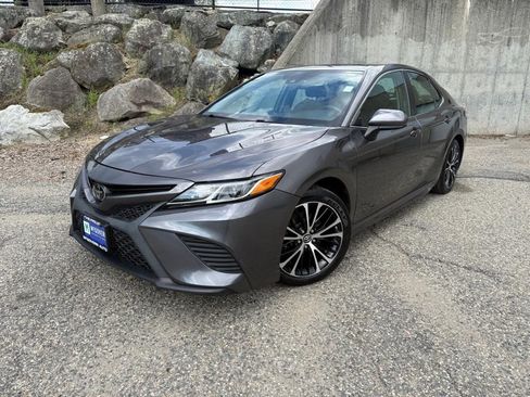 Used 2019 Toyota Camry SE w/ 4 Season Floor Mat Package FWD image 2