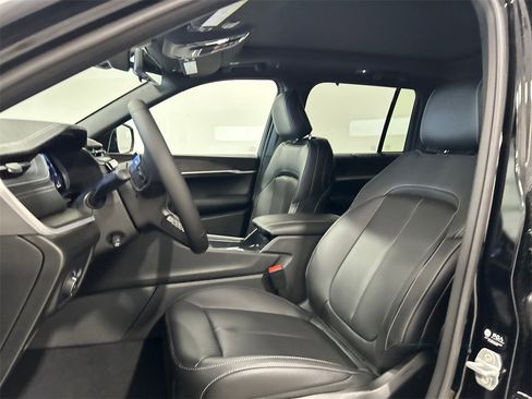 New 2025 Jeep Grand Cherokee Limited w/ Luxury Tech Group II image 16