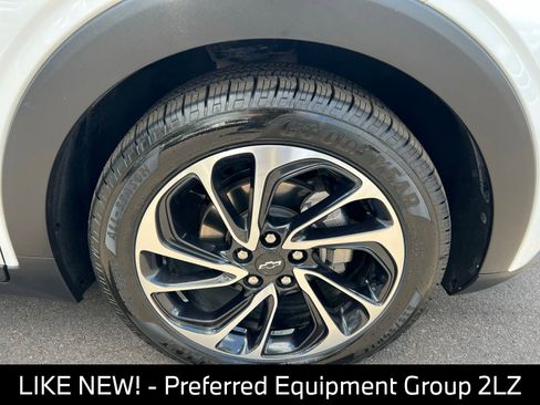 Used 2022 Chevrolet Bolt EUV Premier w/ Super Cruise Package FWD image 11