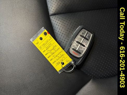 Used 2024 Chrysler Pacifica Touring-L image 26