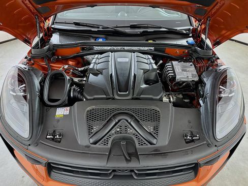 Certified 2023 Porsche Macan S AWD/4WD image 32