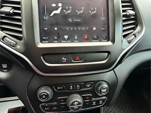 Used 2019 Jeep Cherokee Trailhawk w/ Comfort & Convenience Group AWD/4WD image 24