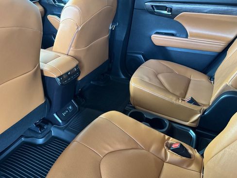 New 2026 Toyota Highlander Platinum image 24
