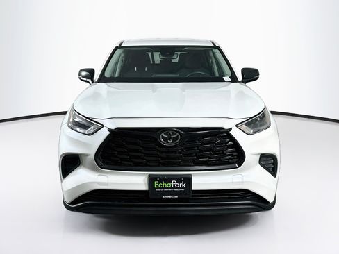 Used 2023 Toyota Highlander L FWD image 2