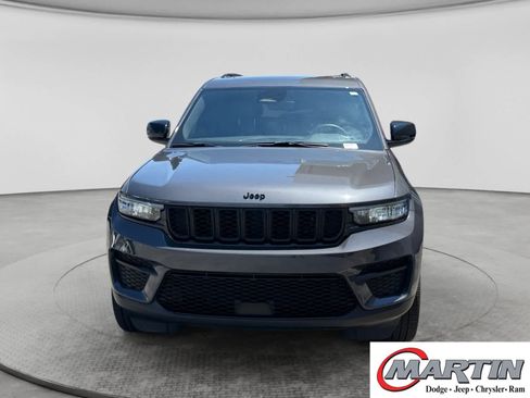 Used 2024 Jeep Grand Cherokee Altitude AWD/4WD image 2
