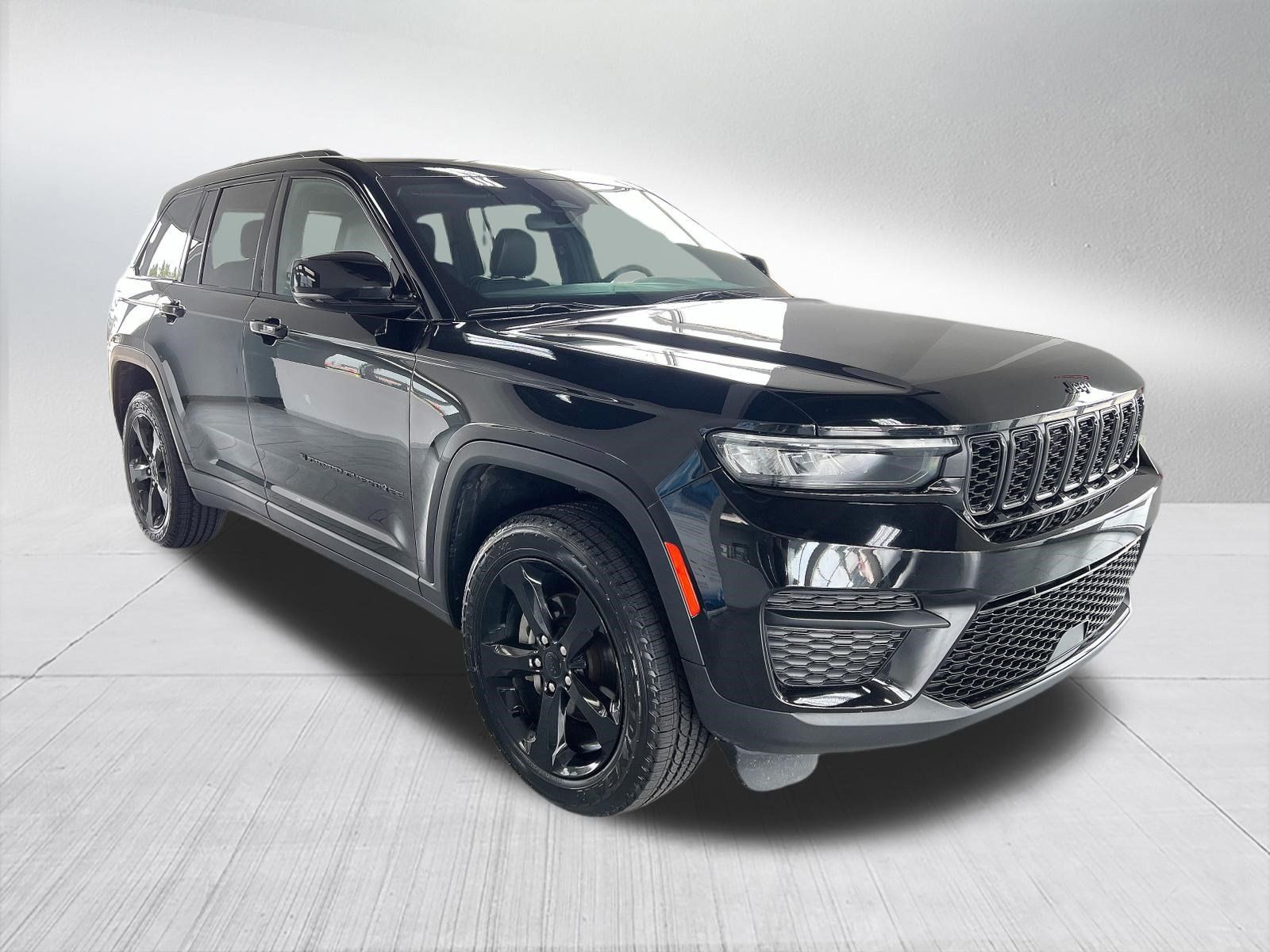 Used 2023 Jeep Grand Cherokee Altitude AWD/4WD image 3