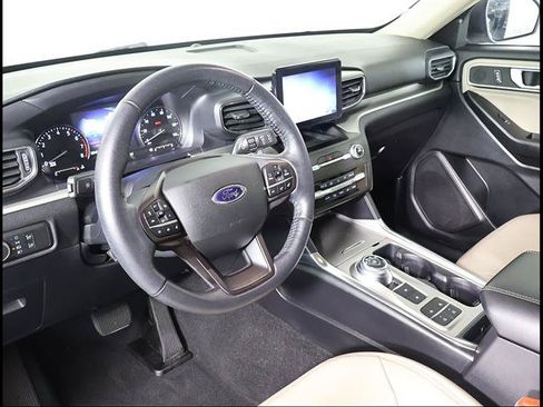 Used 2020 Ford Explorer XLT w/ Equipment Group 202A RWD image 6