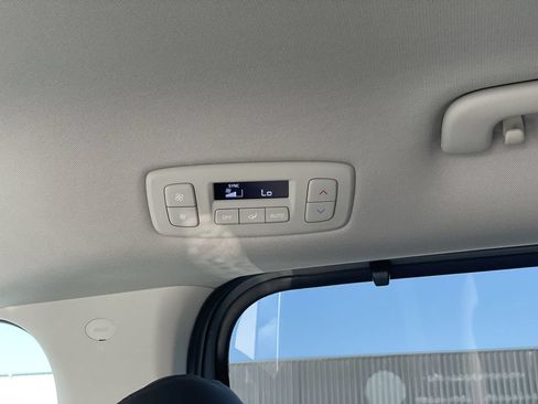 Used 2024 Kia Carnival EX FWD image 21