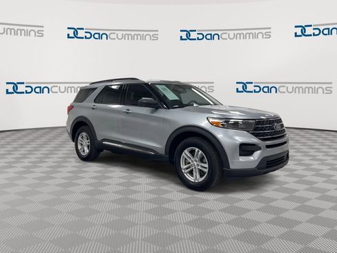Used 2023 Ford Explorer XLT AWD/4WD image 2