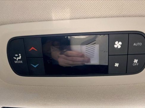 Used 2024 Chrysler Pacifica Touring-L image 35