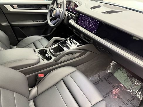 Certified 2025 Porsche Cayenne AWD/4WD image 32