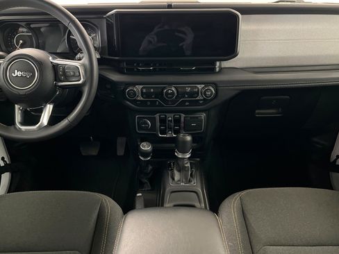 Used 2025 Jeep Wrangler Unlimited Sahara AWD/4WD image 13