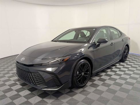 Used 2025 Toyota Camry SE image 2