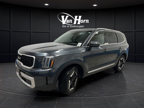 Used 2024 Kia Telluride EX w/ EX Captain's Chair Package AWD/4WD image 3