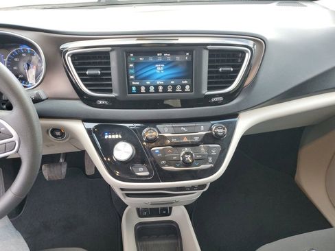 Used 2018 Chrysler Pacifica Touring Plus image 19