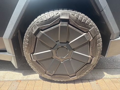Used 2024 Tesla Cybertruck AWD Crew Cab image 18
