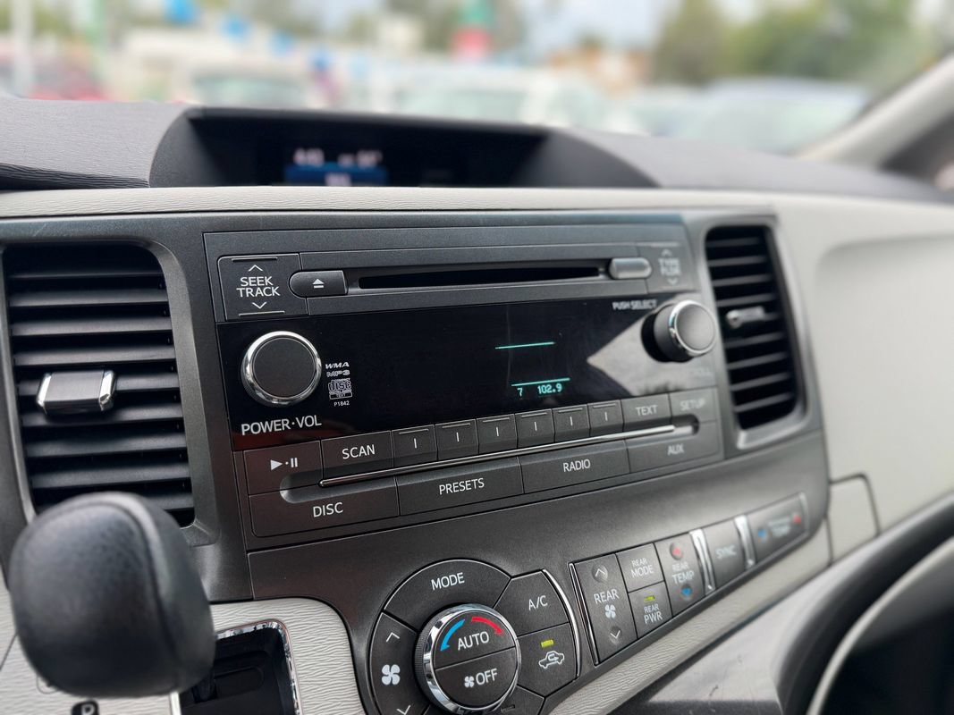 Used 2013 Toyota Sienna LE w/ Towing Pkg AWD/4WD image 23