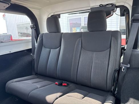 Used 2018 Jeep Wrangler Rubicon w/ Power Convenience Group image 15