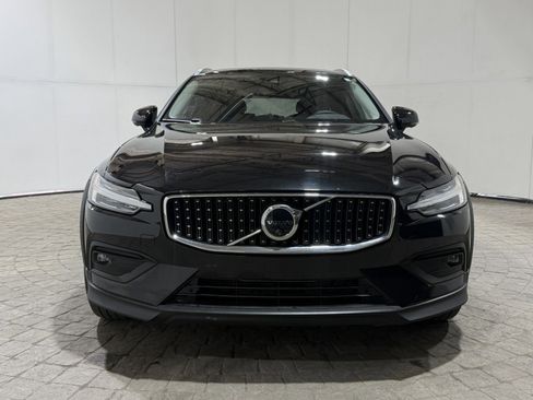 Used 2025 Volvo V60 B5 Cross Country Plus image 2