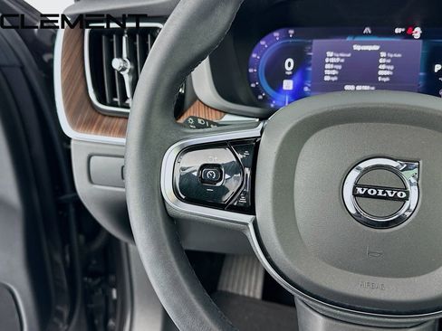 Used 2023 Volvo XC60 B5 Plus image 15