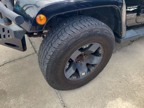 Used 2014 Jeep Wrangler Unlimited Sahara w/ Dual Top Group AWD/4WD image 5