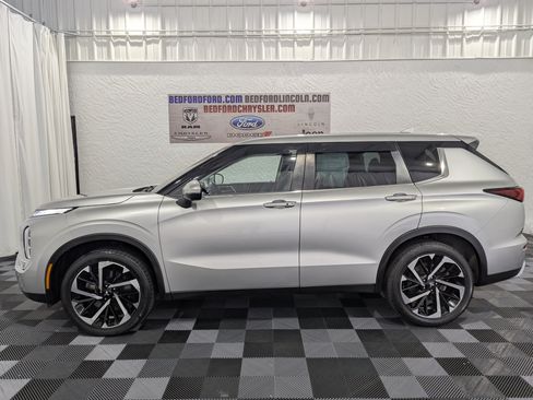 Used 2023 Mitsubishi Outlander SE AWD/4WD image 1