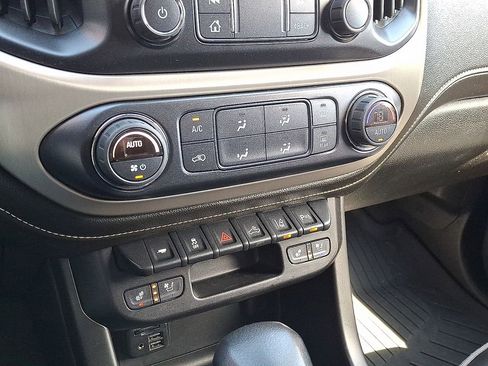 Used 2022 GMC Canyon Denali image 17