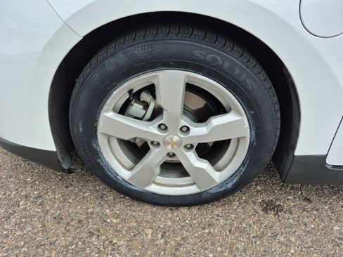 Used 2015 Chevrolet Volt FWD image 23