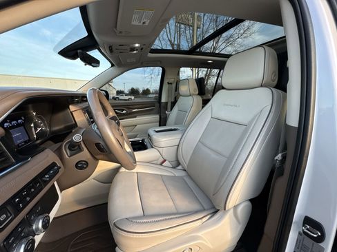 Used 2021 GMC Yukon XL Denali w/ Denali Premium Package image 11