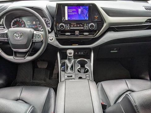 Used 2024 Toyota Highlander XLE AWD/4WD image 23