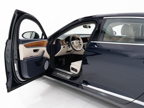 New 2026 Bentley Flying Spur Azure image 9