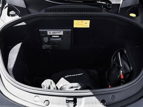 Used 2024 McLaren Artura RWD image 11
