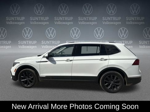 Used 2022 Volkswagen Tiguan SE w/ Panoramic Sunroof Package image 3