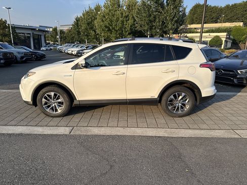 Used 2018 Toyota RAV4 XLE AWD/4WD image 8