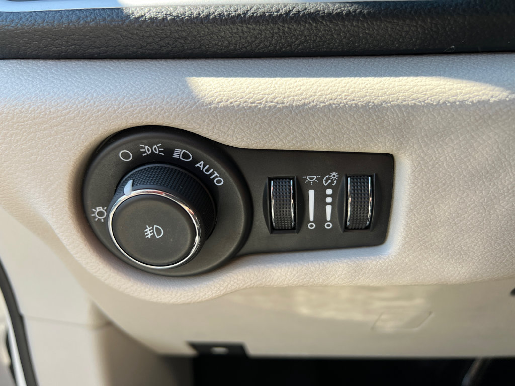 Used 2024 Chrysler Pacifica Limited FWD image 24