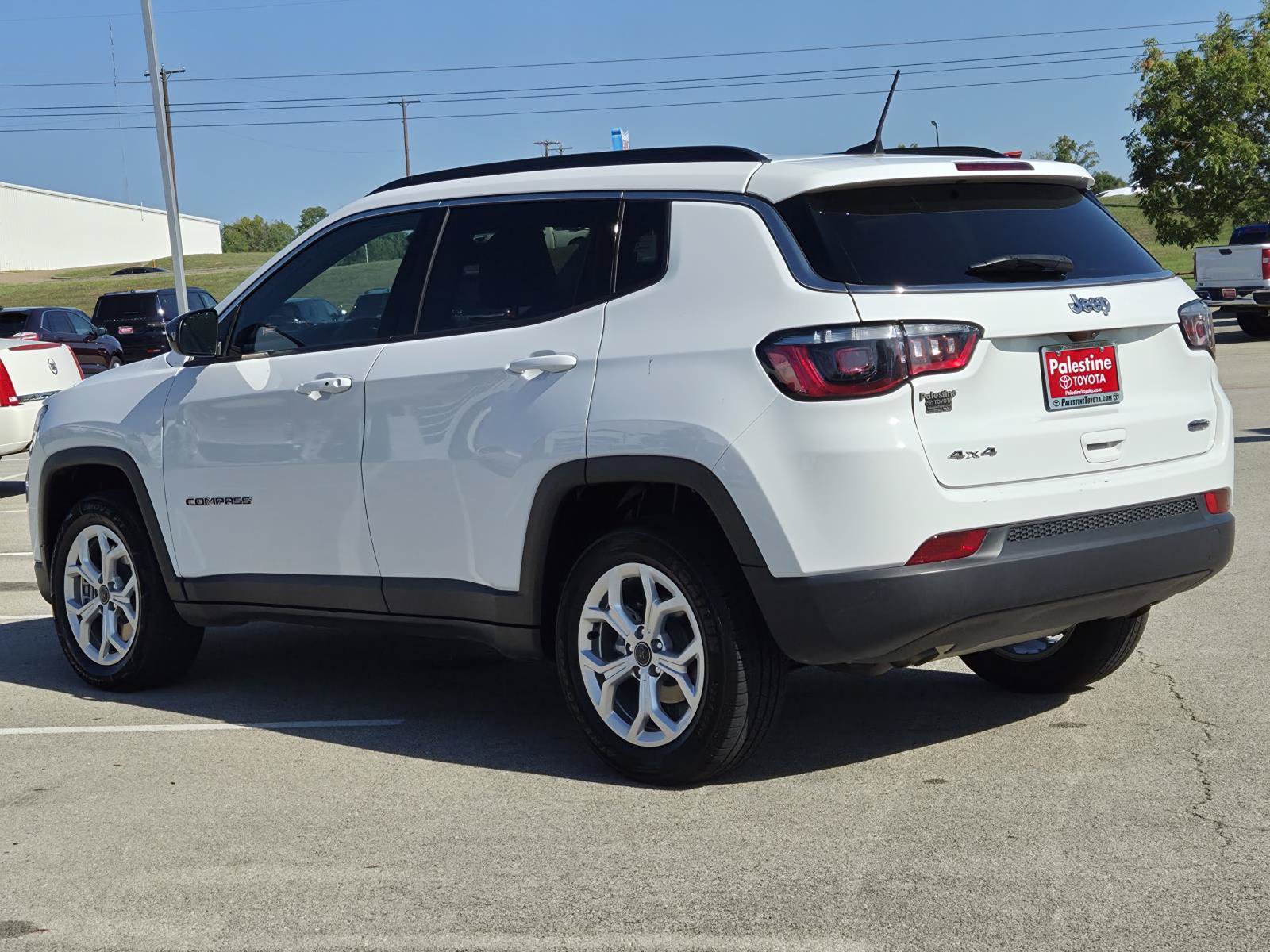 Used 2025 Jeep Compass Latitude AWD/4WD image 6