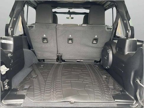 Used 2022 Jeep Wrangler Unlimited Sahara w/ Cold Weather Group image 17