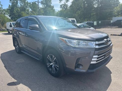 Used 2018 Toyota Highlander LE AWD/4WD image 3
