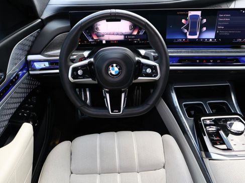 Used 2023 BMW 760i xDrive w/ Executive Package image 10