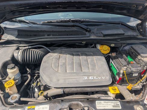 Used 2016 Chrysler Town & Country Touring image 18